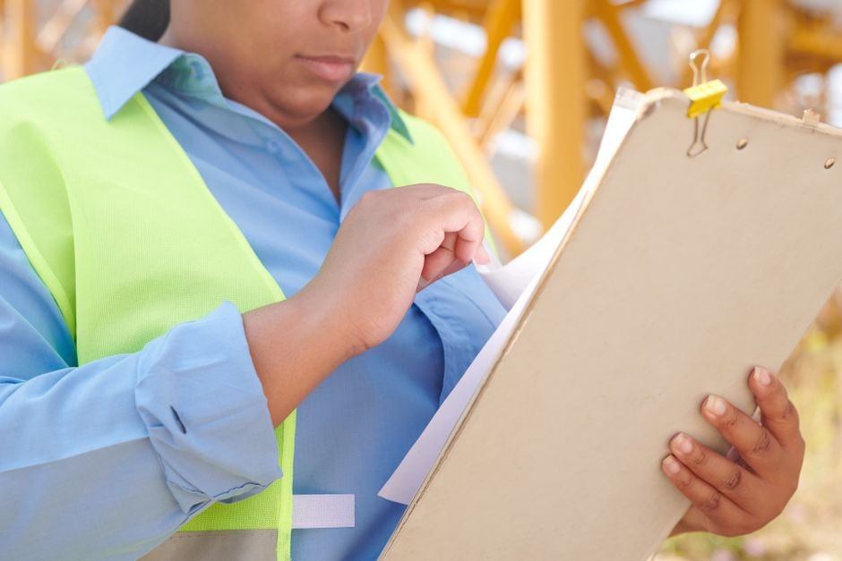 Engenharia especializada para NR12 e NR13: Como garantir a conformidade da sua indústria